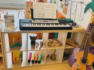 musikalisch eingerichteter Bereich in der Kita D. Giraffen-Gruppe